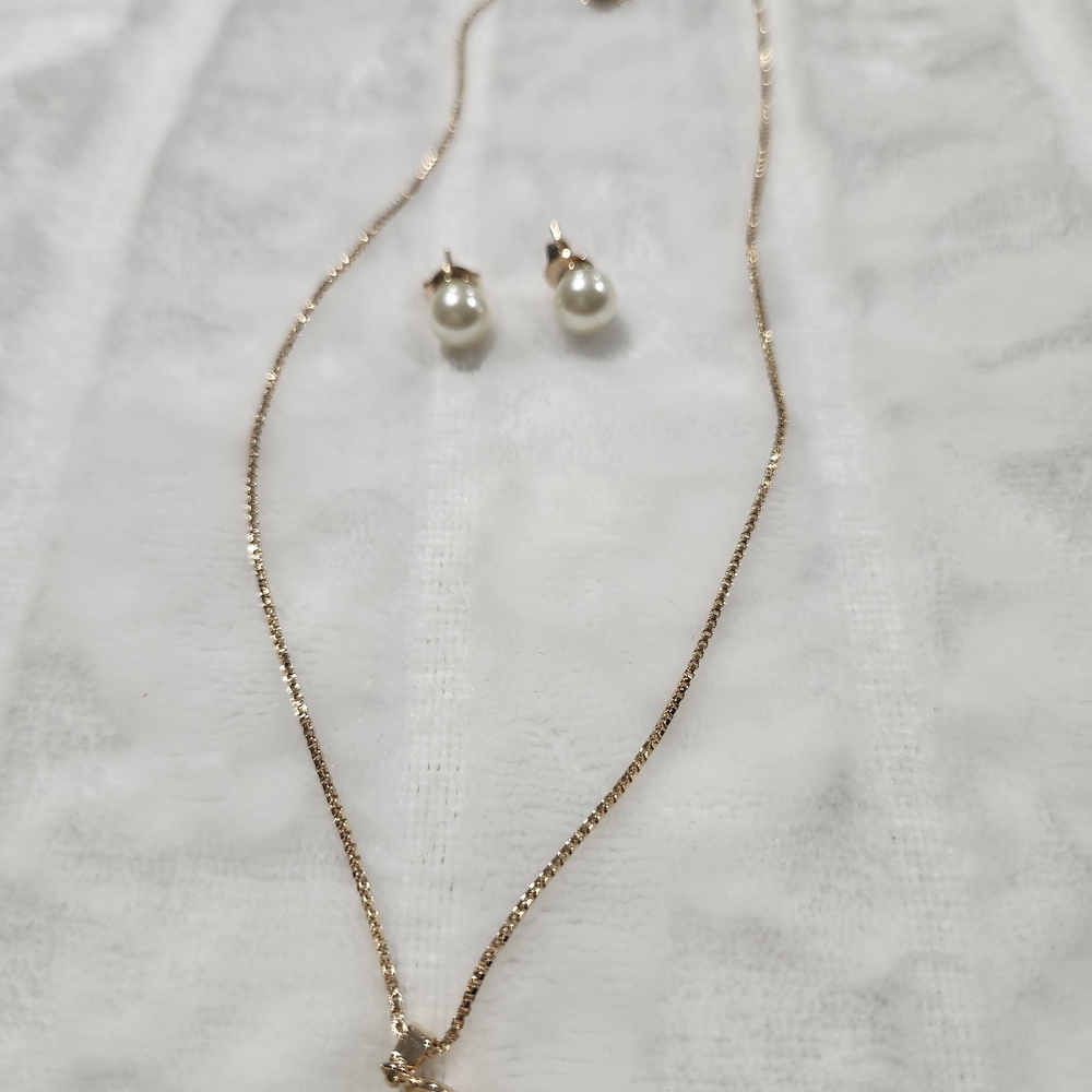 Elegant Gold Necklace and Pearl Earring Set